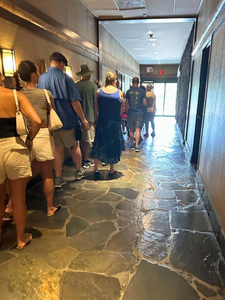 trader sams queue line