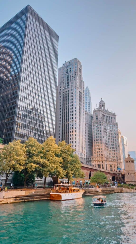 Tour boat gliding past Merchandise Mart on a chicago river boat architecture tour