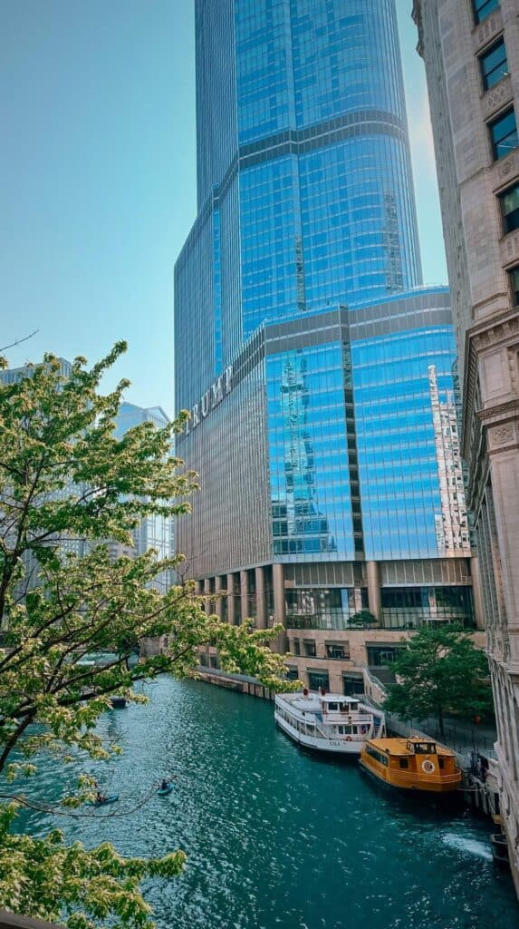 Water taxi and skyscrapers framing a chicago architecture river cruise along the green river